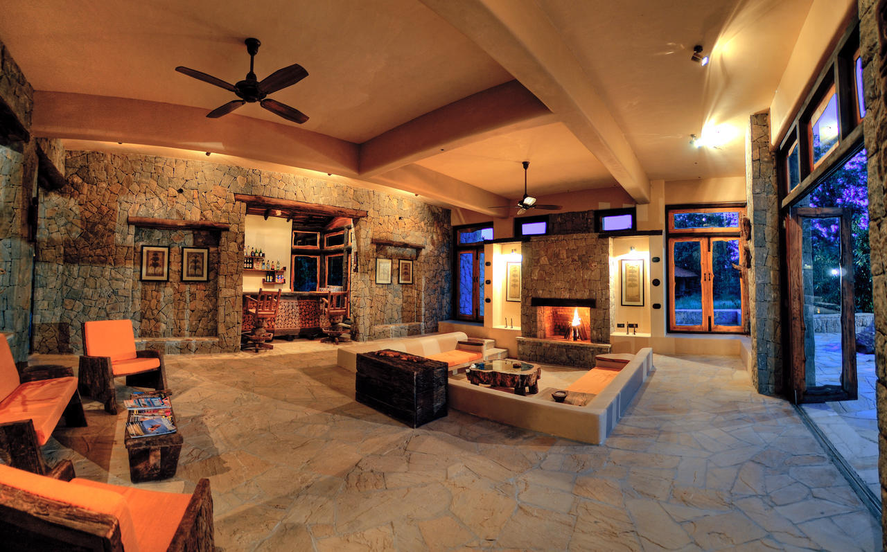 Kanha Earth Lodge Mandlā Екстериор снимка