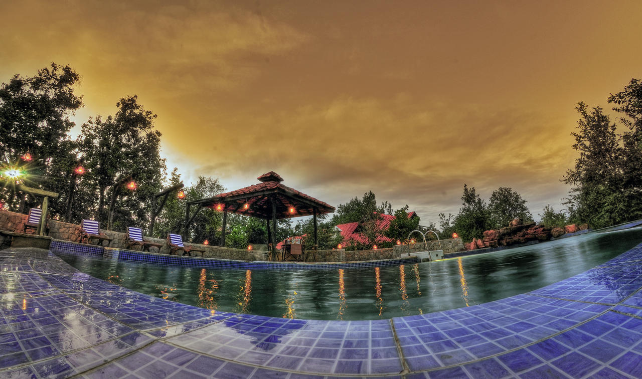 Kanha Earth Lodge Mandlā Екстериор снимка